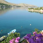 Mala Kuca Kraj Mora * Grebaštica